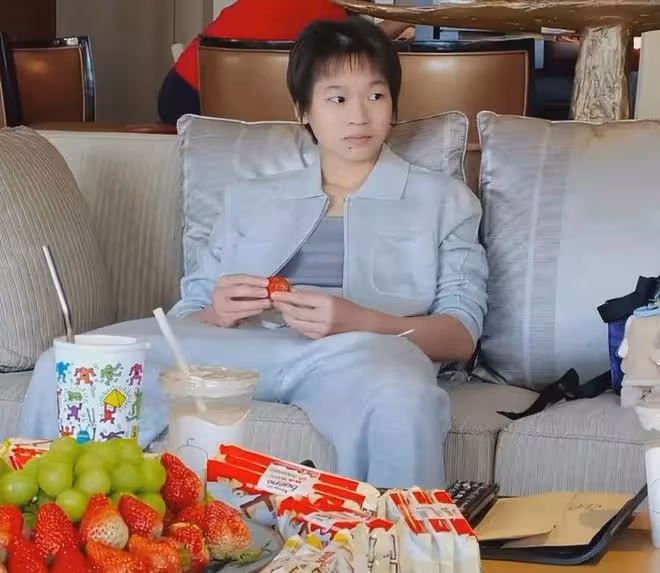 16歲全紅嬋猛發育模樣大變，身材高大壯碩，拍商業廣告還偷喝奶茶