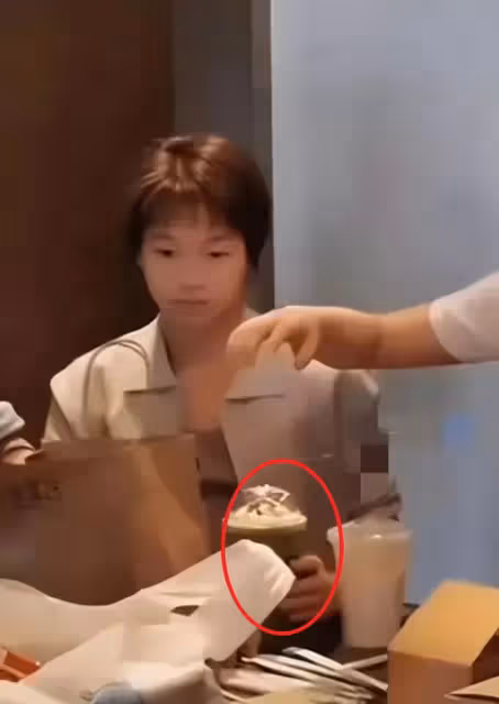16歲全紅嬋猛發育模樣大變，身材高大壯碩，拍商業廣告還偷喝奶茶