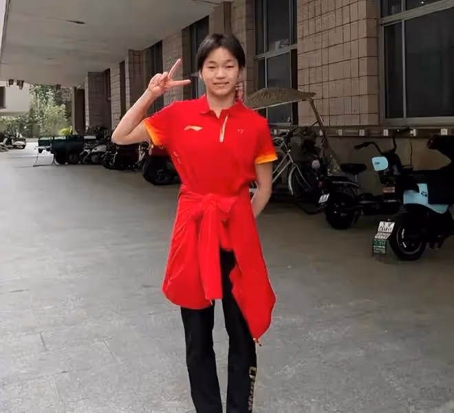16歲全紅嬋猛發育模樣大變，身材高大壯碩，拍商業廣告還偷喝奶茶