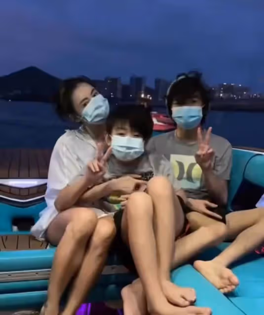 張柏芝超市遭遇陌生男叨擾，二兒子小Q保護媽媽差點動手打人