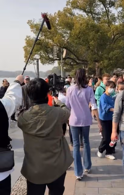 成龍吳綺莉復合？女方戴鑽戒疑定居杭州，成龍曾在杭州買房引猜測