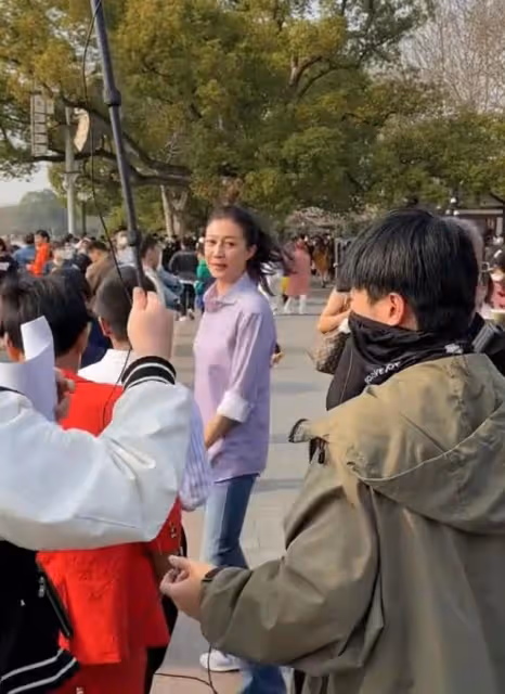 成龍吳綺莉復合？女方戴鑽戒疑定居杭州，成龍曾在杭州買房引猜測