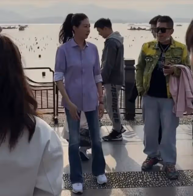 成龍吳綺莉復合？女方戴鑽戒疑定居杭州，成龍曾在杭州買房引猜測