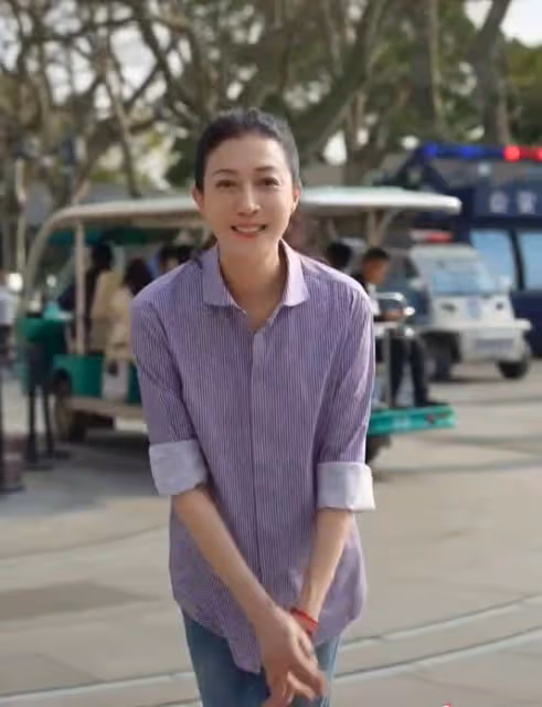 成龍吳綺莉復合？女方戴鑽戒疑定居杭州，成龍曾在杭州買房引猜測