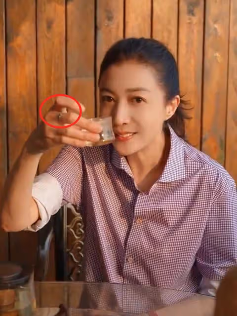 成龍吳綺莉復合？女方戴鑽戒疑定居杭州，成龍曾在杭州買房引猜測