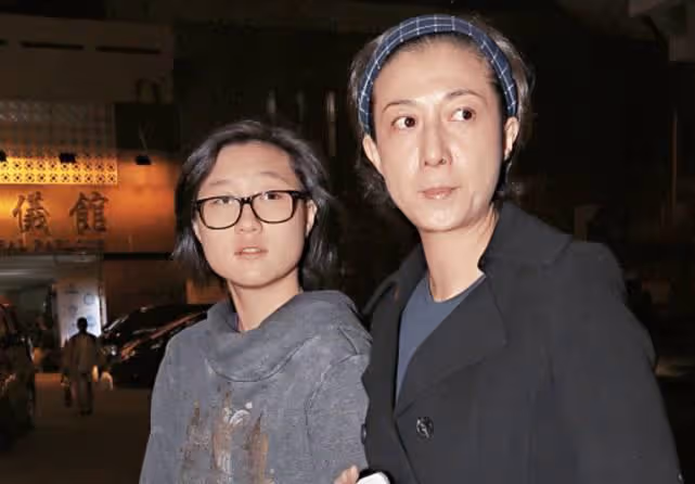 成龍吳綺莉復合？女方戴鑽戒疑定居杭州，成龍曾在杭州買房引猜測
