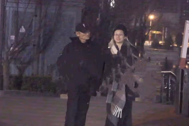 73歲徐克和女友逛街，43歲女友走路蹦蹦跳跳，與徐克牽手滿臉得意