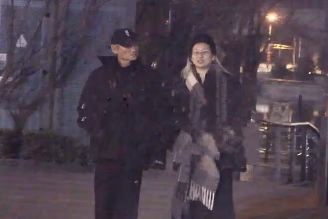 73歲徐克和女友逛街，43歲女友走路蹦蹦跳跳，與徐克牽手滿臉得意