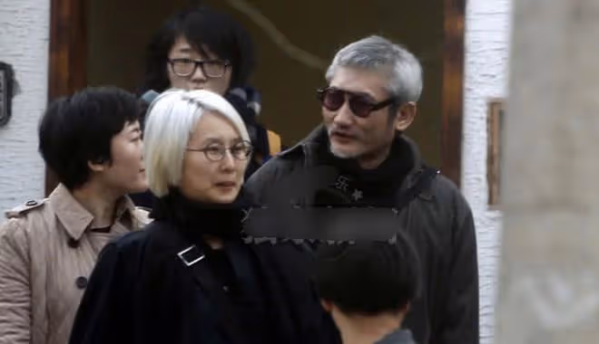 73歲徐克和女友逛街，43歲女友走路蹦蹦跳跳，與徐克牽手滿臉得意