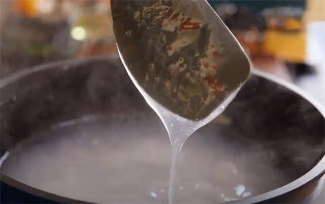 做涼粉時,只需水和澱粉就能做,正確配方教給你,彈韌爽滑不斷裂