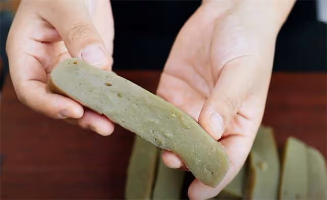 做涼粉,還是傳統老式做法最靠譜,彈韌爽滑,像皮筋一樣甩不斷