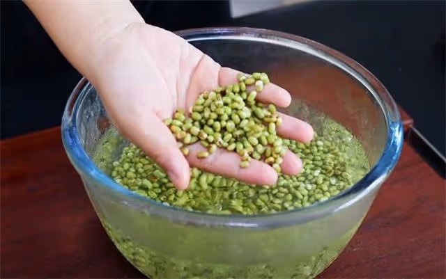 做涼粉,還是傳統老式做法最靠譜,彈韌爽滑,像皮筋一樣甩不斷