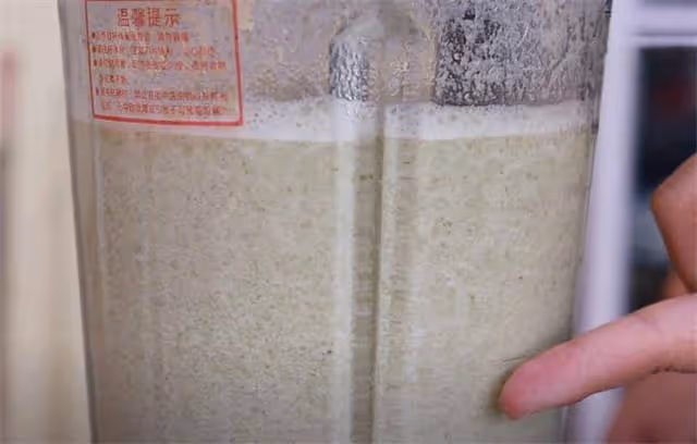 做涼粉,還是傳統老式做法最靠譜,彈韌爽滑,像皮筋一樣甩不斷