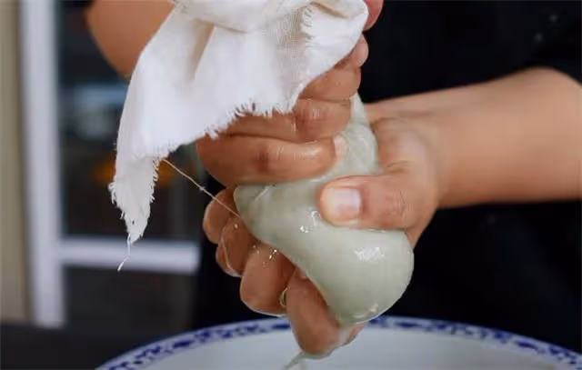 做涼粉,還是傳統老式做法最靠譜,彈韌爽滑,像皮筋一樣甩不斷