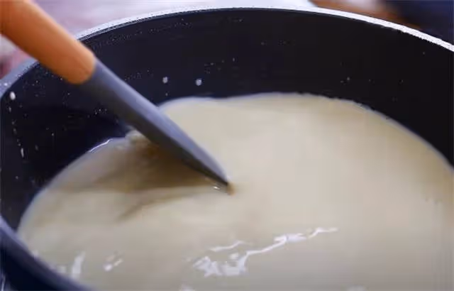 做涼粉,還是傳統老式做法最靠譜,彈韌爽滑,像皮筋一樣甩不斷