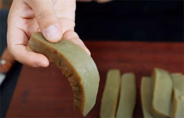 做涼粉,還是傳統老式做法最靠譜,彈韌爽滑,像皮筋一樣甩不斷