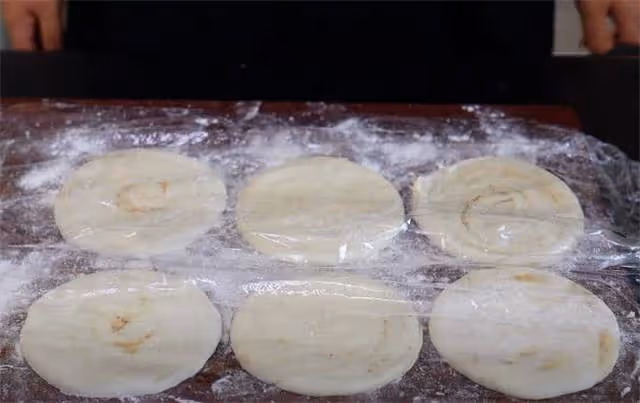 1碗面1碗水，原來飯店燒餅都這樣做，酥軟又薄層，吃上一口滿嘴香