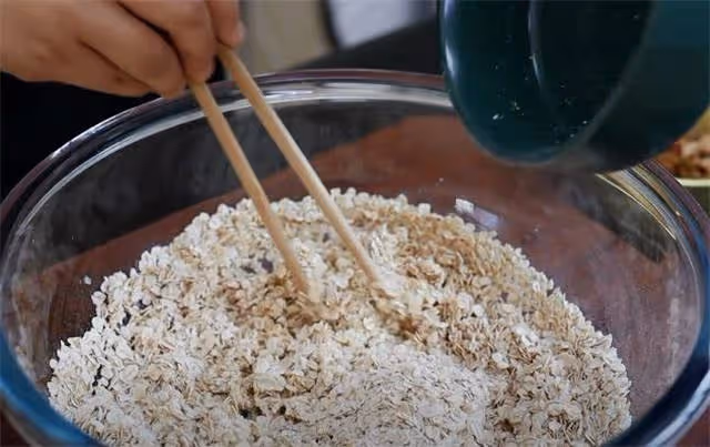 減肥期間這樣吃燕麥片，加2根香蕉，無糖無油又頂飽，好吃還掉秤
