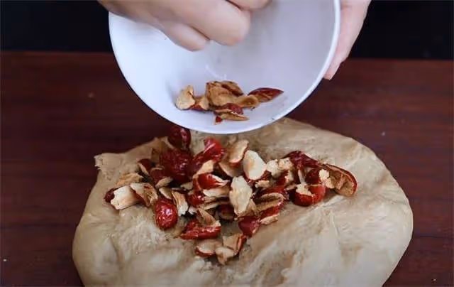 蒸紅糖開花饅頭,掌握2個特殊要點,不加泡打粉,一樣蒸出好饅頭