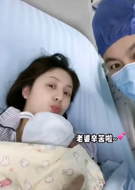 母子平安！25歲甜仇曬全家福官宣一索得子，老公比王思聰還大2歲