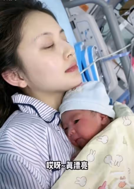 母子平安！25歲甜仇曬全家福官宣一索得子，老公比王思聰還大2歲