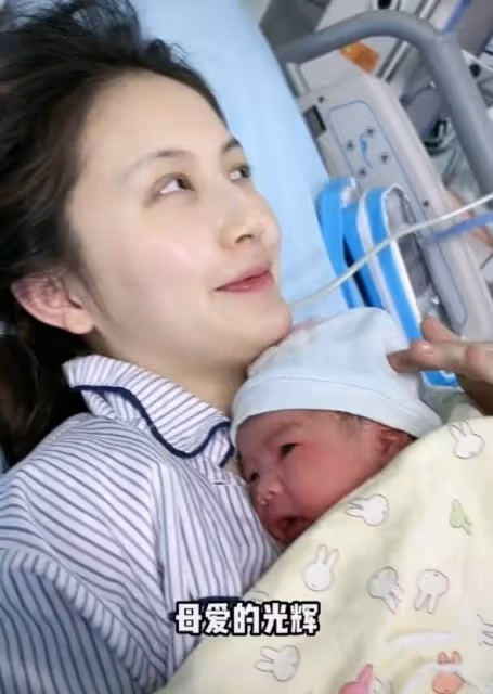 母子平安！25歲甜仇曬全家福官宣一索得子，老公比王思聰還大2歲