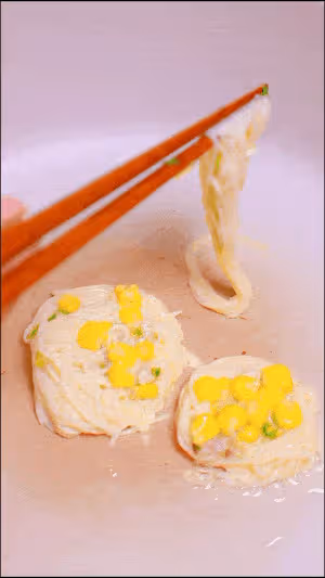 3月早餐餅這樣做,有蝦有菜有麵條,鮮香軟嫩又營養,寶寶吃得香,長得高!