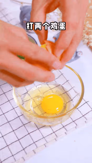 寶寶也能吃的蔥花蛋餅來咯,營養軟糯好咀嚼!