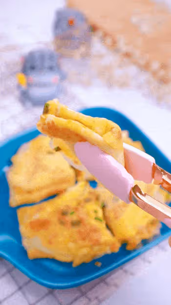 寶寶也能吃的蔥花蛋餅來咯,營養軟糯好咀嚼!