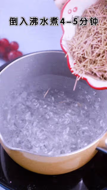 春天也要多吃湯麵,這碗鮮香、美味又營養的雞肉腸面,寶寶分分鐘吃光光!