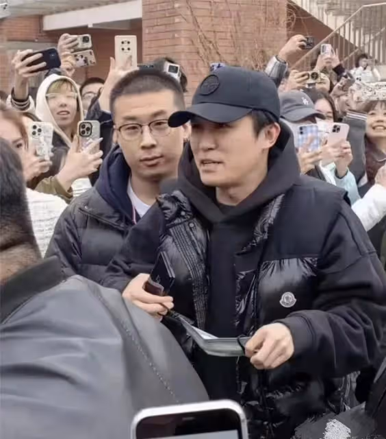 《狂飆》「反派」進校園被瘋狂追捧，配角們的爭議行為該叫停了？