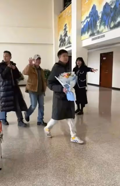 《狂飆》「反派」進校園被瘋狂追捧，配角們的爭議行為該叫停了？