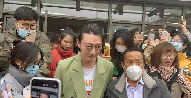 《狂飆》「反派」進校園被瘋狂追捧，配角們的爭議行為該叫停了？