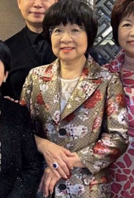 古天樂媽媽宴請一眾闊太，古仔幫忙招待很貼心，被圍著合影人氣高