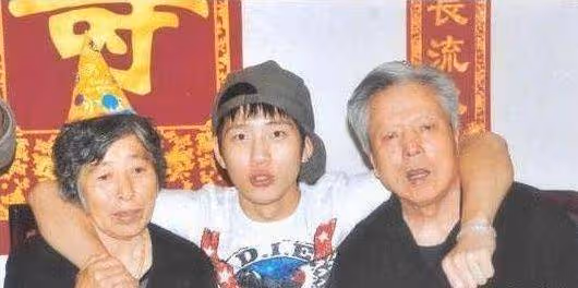 出生28天沒人管，靠奶奶撿破爛養大，26歲意外創造24億票房成影帝