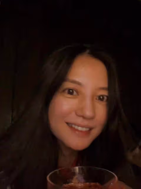 47歲趙薇現身機場，身材發福眼睛凸起變化大，拿身份證力證沒移民