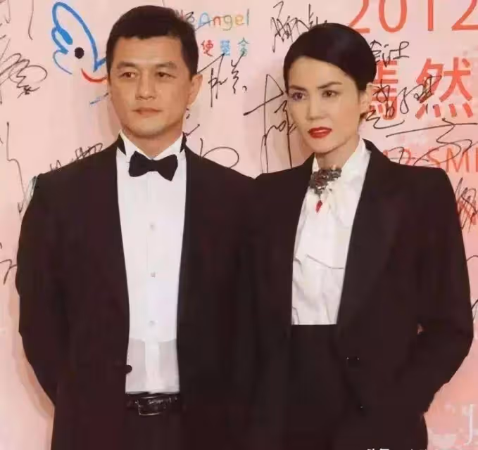 李嫣學費一年幾百萬,李夏學費一月3k,不是李亞鵬偏心,差別在媽