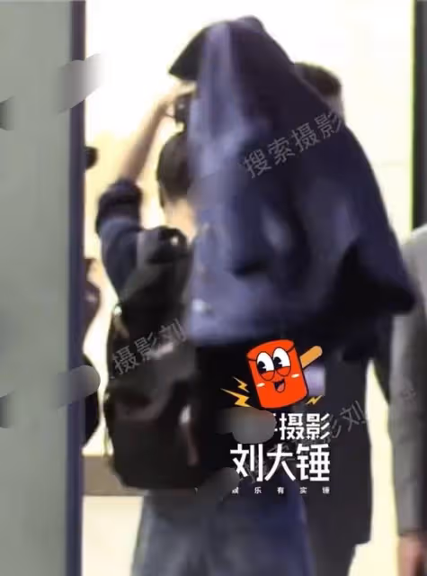 超粘人!王菲謝霆鋒深夜回家,謝霆鋒不斷摩挲王菲背部說情話好甜
