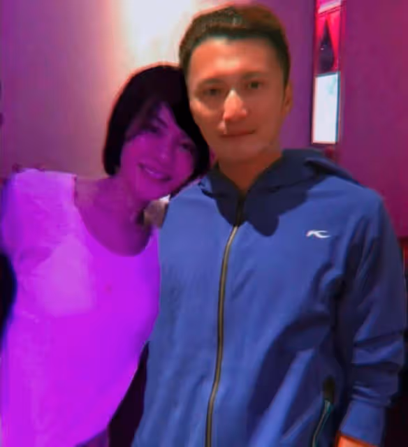 超粘人!王菲謝霆鋒深夜回家,謝霆鋒不斷摩挲王菲背部說情話好甜