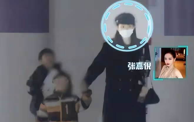張嘉倪婚變後帶兩個兒子外出遊玩，屢次回頭顧及兩個孩子的感受