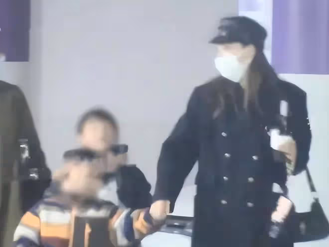 張嘉倪婚變後帶兩個兒子外出遊玩，屢次回頭顧及兩個孩子的感受