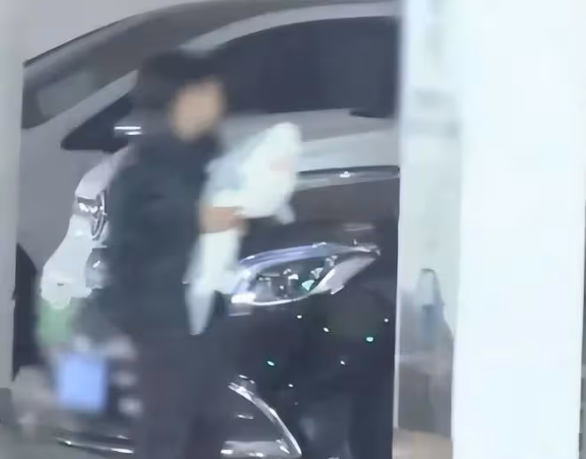 張嘉倪婚變後帶兩個兒子外出遊玩，屢次回頭顧及兩個孩子的感受