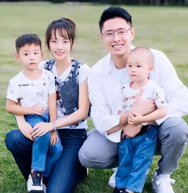 張嘉倪婚變後帶兩個兒子外出遊玩，屢次回頭顧及兩個孩子的感受