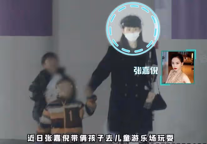 張嘉倪婚變後，帶兩個兒子遊樂場玩耍，母子感情不受買超出軌影響