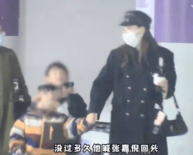 張嘉倪婚變後，帶兩個兒子遊樂場玩耍，母子感情不受買超出軌影響
