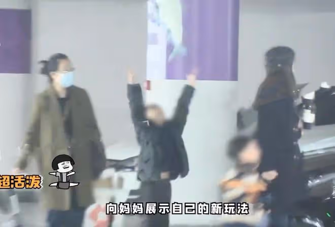 張嘉倪婚變後，帶兩個兒子遊樂場玩耍，母子感情不受買超出軌影響
