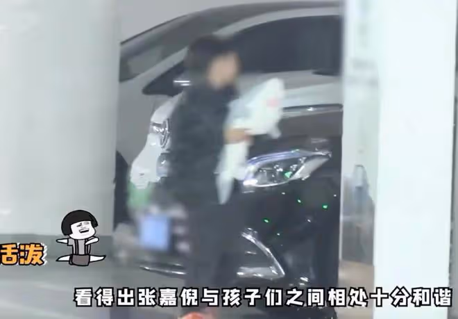 張嘉倪婚變後，帶兩個兒子遊樂場玩耍，母子感情不受買超出軌影響