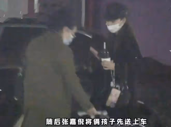 張嘉倪婚變後，帶兩個兒子遊樂場玩耍，母子感情不受買超出軌影響