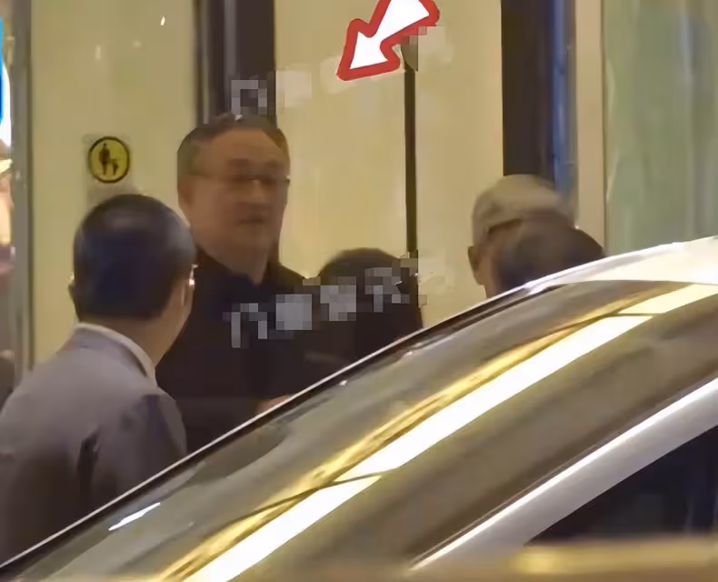 宋丹丹夫婦設宴請客，鄧婕拎2萬6包包赴約，張國立戴禮帽顯大佬范