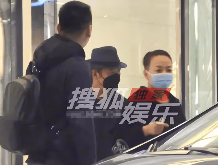 宋丹丹夫婦設宴請客，鄧婕拎2萬6包包赴約，張國立戴禮帽顯大佬范